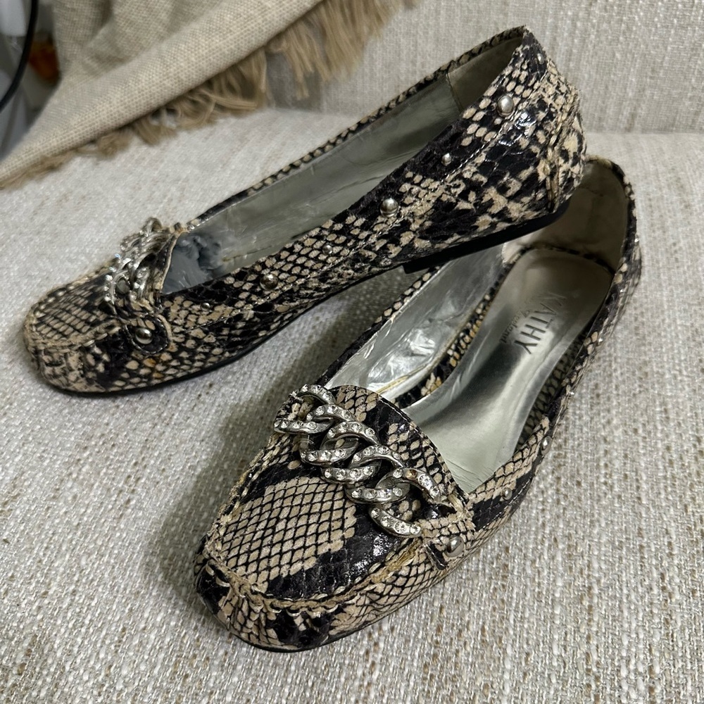 🛍️ KATHY Van Zeeland animal print slip on